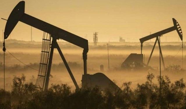 رویترز: ذخایر نفت خام آمریکا افزایش می یابد، ذخایر بنزین کاهش