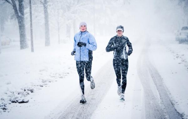 راهنمای کامل تجهیزات و لباس مناسب برای دویدن در هوای سرد زمستان