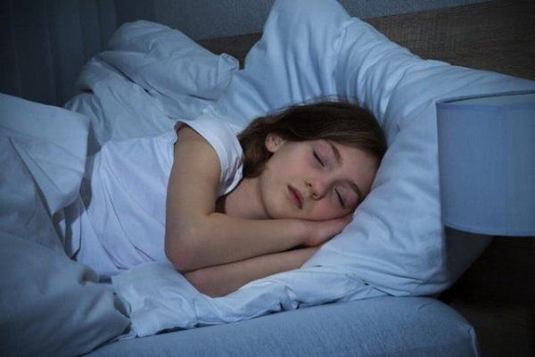 بچه ها کم خواب بیشتر میان وعده های ناسالم می خورند
