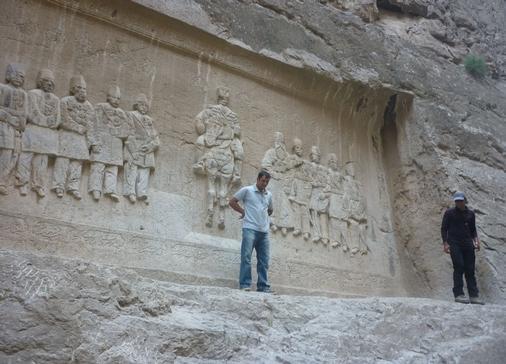 یک اثر تاریخی در معرض تخریب ، کوهنوردان از نقش برجسته قاجاری بالا می روند